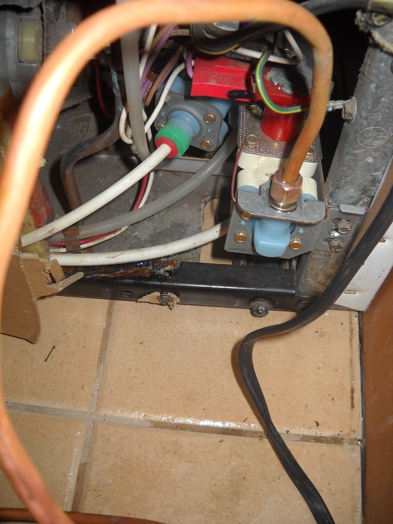 Reparación de fugas en las líneas de refrigerante en N Doheny Dr, Beverly Hills: servicio rápido y eficiente 2 Leaking Refrigerant Lines