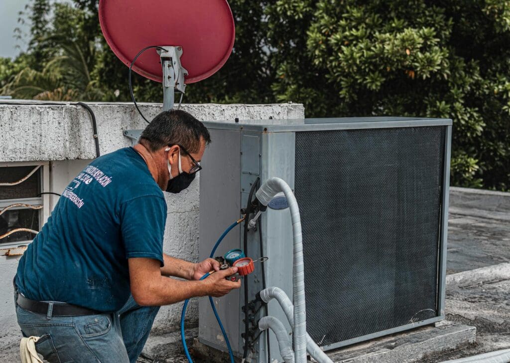 Reparación de fugas en las líneas de refrigerante en Sawtelle Blvd, West Los Angeles - Servicio completo de llamada 2 leaking refrigerant lines