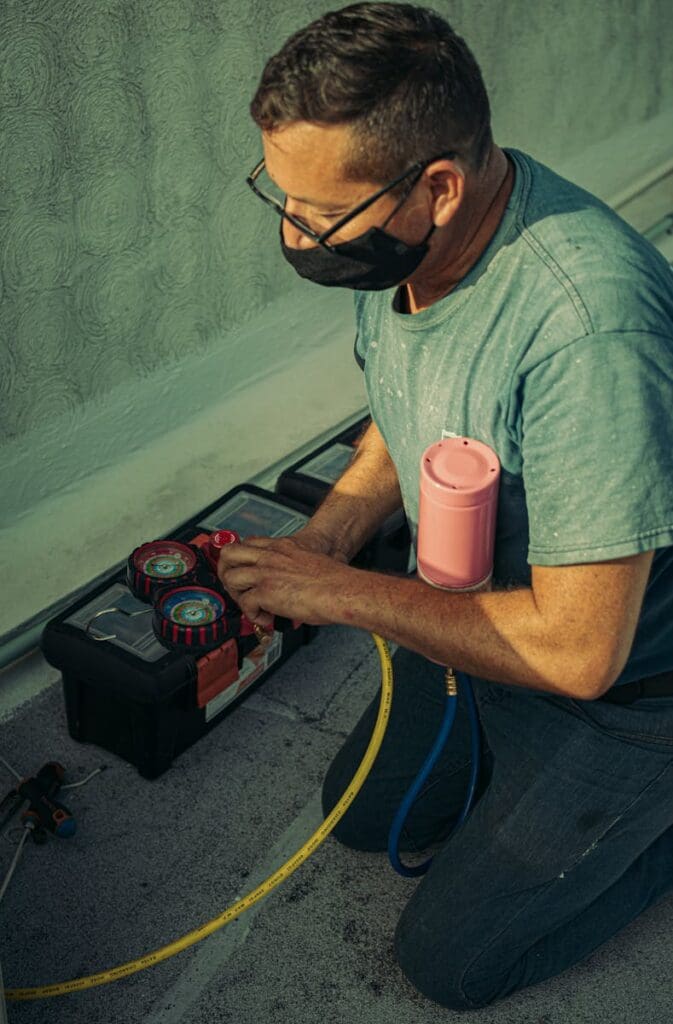 Reparación de fugas en las líneas de refrigerante en N Rosemore Ave, Larchmont. Reparación eficaz 2 leaking refrigerant lines